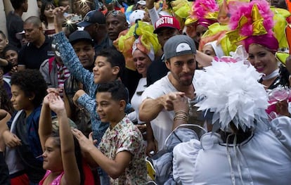 Enrique Iglesias saluda a su fans en las calles de La Habana.