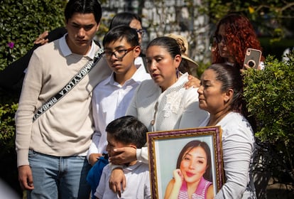 Jaqueline Palmeros y su familia, se abrazan frente a los restos de Monserrat, en la ceremonia del pasado 31 de enero, en Ciudad de México.