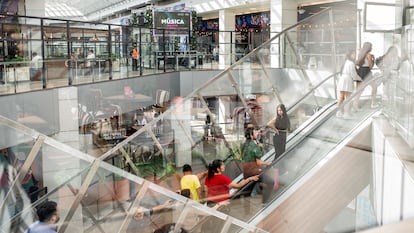 Chilenos visitan el centro comercial Costanera Center en Santiago, Chile, en enero de 2024.