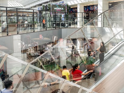 Chilenos visitan el centro comercial Costanera Center en Santiago, Chile, en enero de 2024.