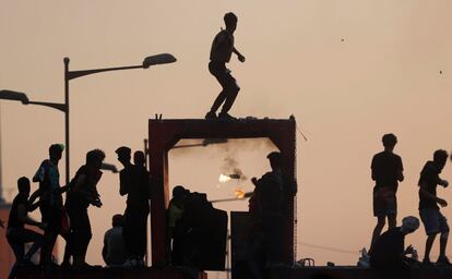 Manifestantes durante las protestas antigubernamentales en Bagdad (Irak). Decenas de jóvenes se enfrentaron a la policía en Bagdad, y en numerosas ciudades de Irak, en el aniversario de las protestas de 2019.