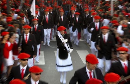 Miles de personas participan en el Alarde tradicional de Irún.