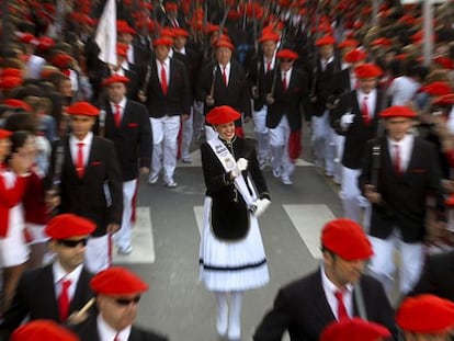 Miles de personas participan en el Alarde tradicional de Irún.