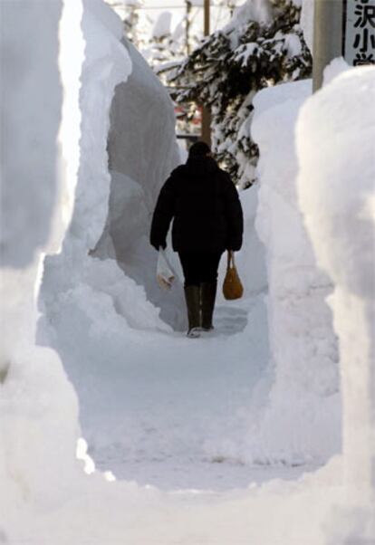 Una mujer camina entre la nieve en Tokaichi, al norte de Japón.
