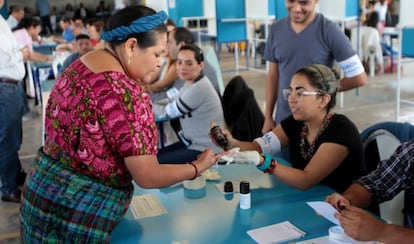 Rigoberta Menchú acude a las urnas en la capital.