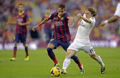 El brasileño Neymar y Luka Modric, del Real Madrid, pelean por el control de un balón.