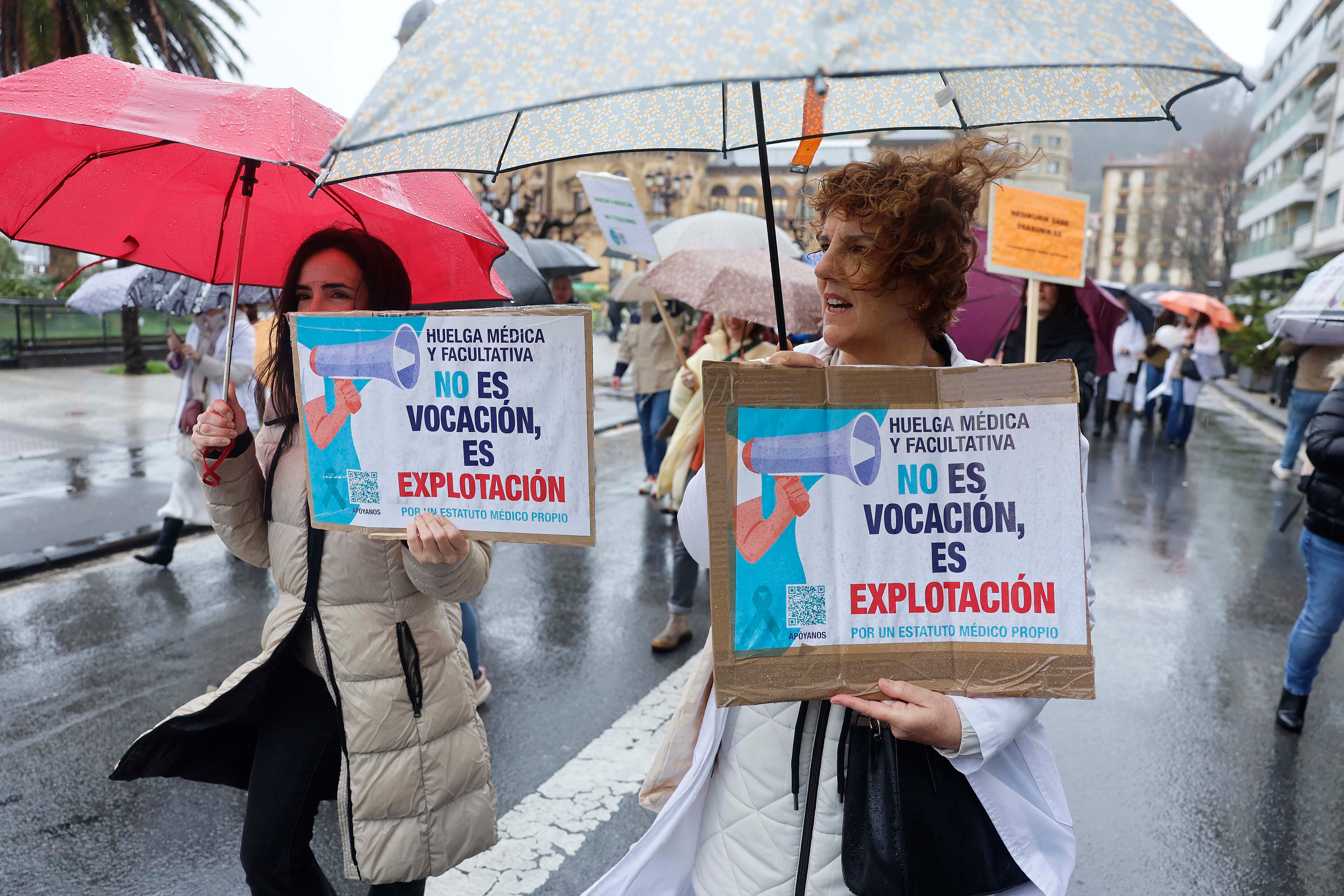 Manifestación de médicos convocada en San Sebastián con motivo de la semana de huelga que arranca este lunes.