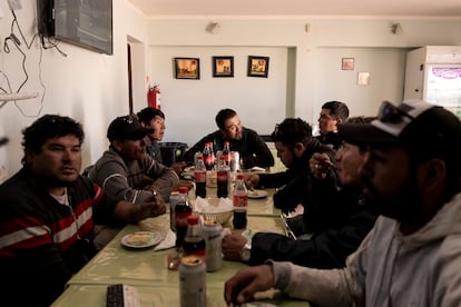 Miners enjoy Labor Day in a restaurant in Pocitos. At the head, Jorge Valdez.