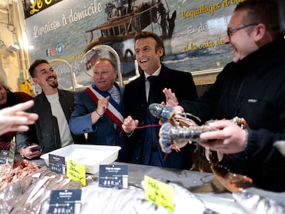 El presidente francés, Emmanuel Macron (segundo por la derecha), ante un puesto de pescado en Fouras, este jueves.