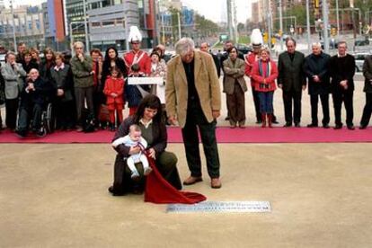 Eulàlia, hija de Ernest Lluch, y su bebé, junto al alcalde de Barcelona en la plaza inaugurada.