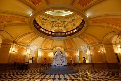 La estatua de Colón e Isabel la Católica en el centro de la rotonda del Capitolio de California.