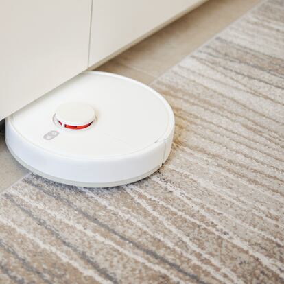 Artículo de EL PAÍS Escaparate que describe cuatro robots aspiradores potentes con función de fregado y en oferta