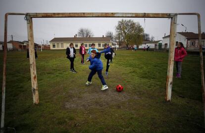 Los alumnos de primaria juegan al fútbol durante el recreo.