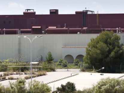 Fachada de la antigua factor&iacute;a de Delphi en Puerto Real (C&aacute;diz).