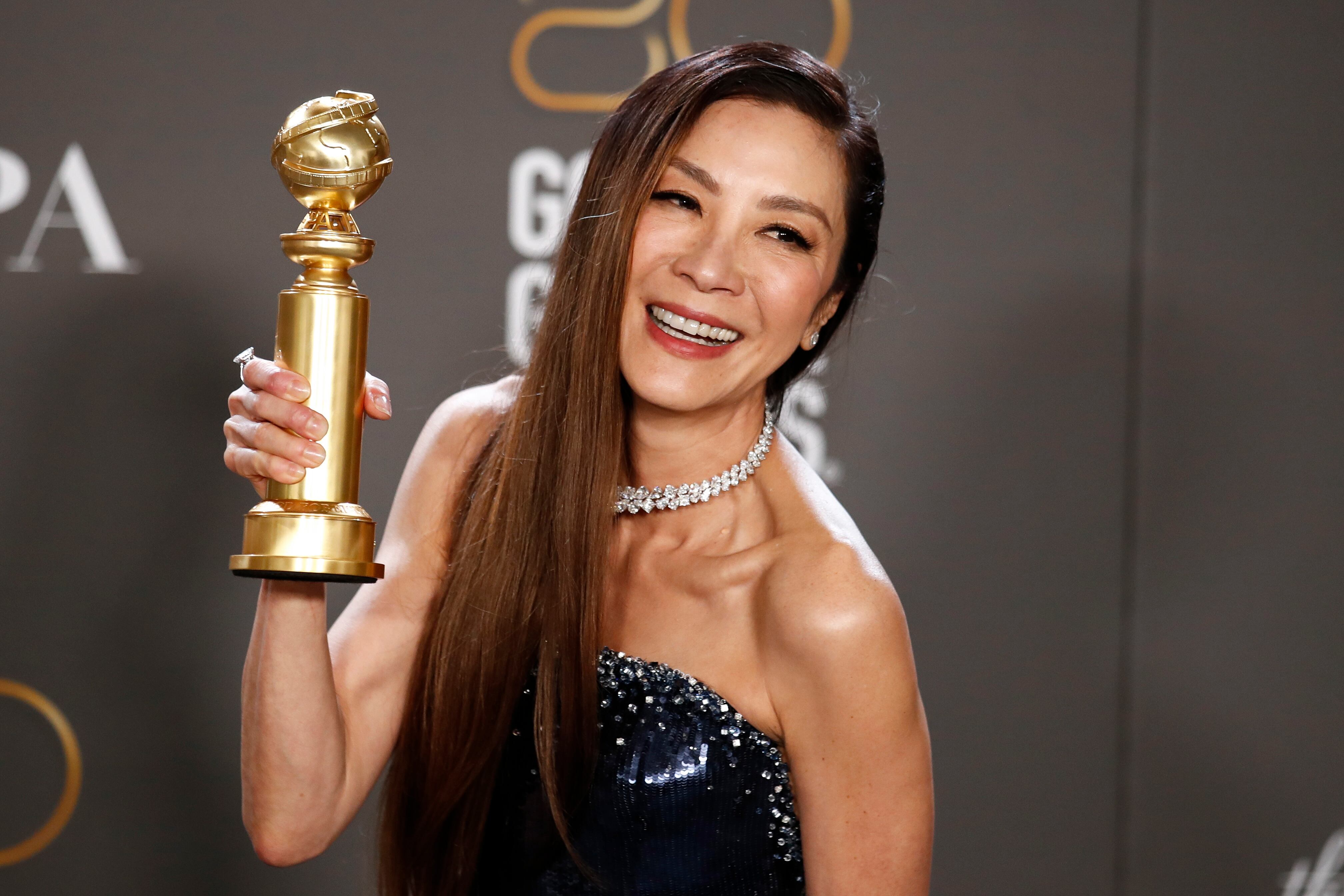 Michelle Yeoh posa con su premio.