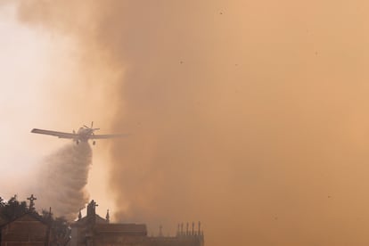 Un avión lanza agua sobre uno de los focos en Veiga das Meas, Ourense, este sábado. 