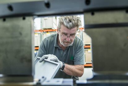 Un trabajador de la f&aacute;brica familiar de equipamiento medico-t&eacute;cnico Schmitz u. S&ouml;hne. 