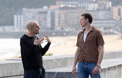 El director Joshua Oppenheimer, izquierda, charla con el actor George MacKay en la presentación en San Sebastián de 'The End' el lunes por la mañana.