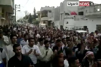 Imágenes de las protestas que disidentes sirios han protagonizado hoy en la ciudad de Hama.