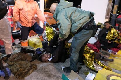 Varios de los migrantes, de origen subsahariano y asiático, han sido trasladados al hospital comarcal en ambulancias.
