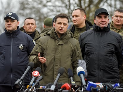 El presidente ucranio, Volodímir Zelenski, durante unas maniobras militares en Kalanchak, en el distrito de Jersón, al sur de Ucrania, este sábado.