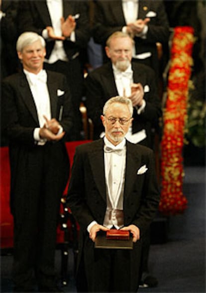 John Maxwel Coetzee (Ciudad del Cabo, 1940), recibiendo el Nobel.