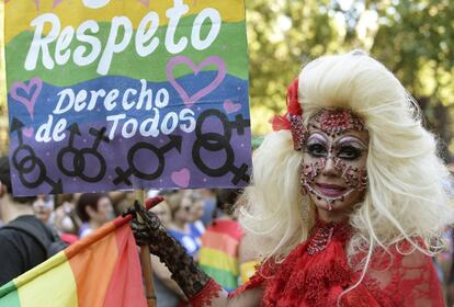 Una asistente a la manifestación del Orgullo LGTB más grande de Europa que recorre el centro de Madrid bajo el lema "Leyes por la igualdad real ¡ya!. Año de la visibilidad bisexual en la diversidad"..