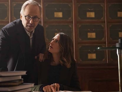 Fabrice Luchini y Camille Cottin, en 'La biblioteca de los libros rechazados'.