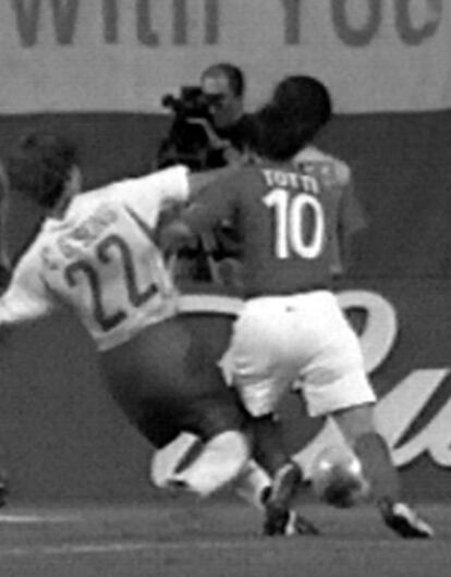 Italia se enfrentó en octavos de final del Mundial de 2002 con uno de los anfitriones, Corea. Durante el partido el colegiado les pitó un penalti en contra dudoso, que supuso el empate de los asiaticos y tras esta acción expulsó a Totti por simular una falta. Al romanista le habían cosido a patadas durante todo el partido.