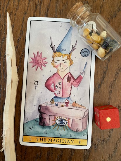 El Mago, el arcano número X del Tarot de Marsella, en la versión interpretada por Saraiba para Fournier.