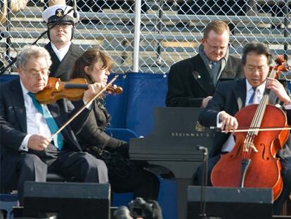 De izquierda a derecha, Isaac Perlman, Gabriela Montero y Yo-Yo Ma, en su actuación en la jura de Obama.