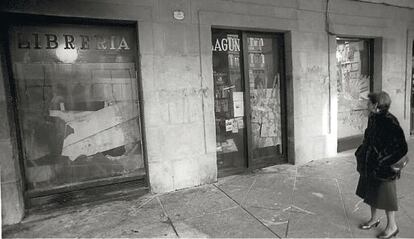 La librería Lagun de San Sebastián, en los noventa, tras sufrir un ataque de los radicales proetarras.