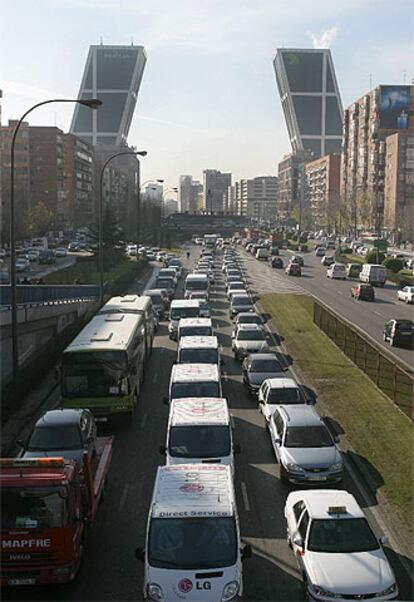 Atasco en el paseo de la Castellana en la mañana de ayer tras producirse el accidente.