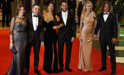 De izquierda a derecha, Núria Cunillera y su esposo Xavi Hernández, Daniella Semaan y su esposo Francesc Fabregas y Vanesa Lorenzo y su esposo Carles Puyol.