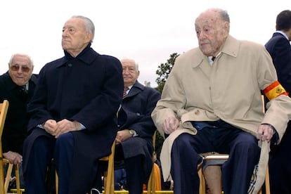 Blas Piñar, a la izquierda, y Luis Benito de Lugo, ayer en la plaza de Oriente de Madrid.