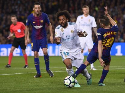 Jordi Alba le hace una entrada a Marcelo dentro del área.