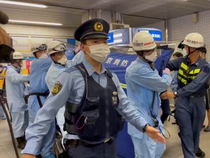 Trabajadores de rescate llevan a una de las personas heridas en un ataque con cuchillo en un tren en Tokio, este viernes 6 de agosto.