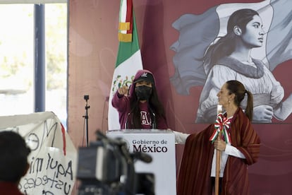 SAN PABLO VILLA DE MITLA, OAXACA, 24ENERO2025.- La saxofonista María Elena Ríos Ortiz, quien es víctima de intento de feminicidio por ataque con ácido, irrumpió en el acto de inauguración de la carretera Mitla – Tehuantepec cuando concluía la intervención de la presidenta Claudia Sheinbaum. Ríos Ortiz hizo uso del micrófono para denunciar que a casi 6 años del atentado que sufrió no ha recibido justicia, afirmó ante la presidenta “en Oaxaca las mujeres no tenemos justicia, me rindo gobernador”, dijo a Salomón Jara Cruz. 
FOTO: CAROLINA JIMÉNEZ/CUARTOSCURO.COM