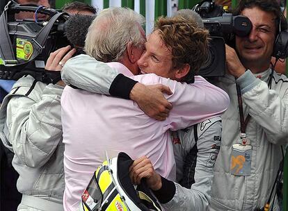 Jenson Button abraza a su padre tras coronarse campeón del Mundo