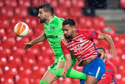 Herrera pelea el balón con Jordi Gómez este jueves en Los Cármenes.