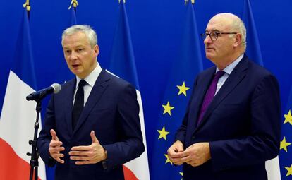 El ministro francés de Finanzas Bruno Le Maire, a la izquierda, y el comisario de Comercio de la UE Phil Hogan durante una rueda de prensa en París este martes.