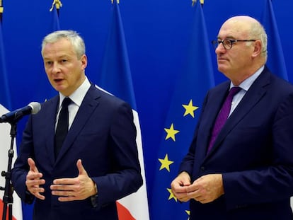 El ministro francés de Finanzas Bruno Le Maire, a la izquierda, y el comisario de Comercio de la UE Phil Hogan durante una rueda de prensa en París este martes.