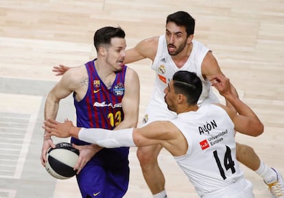 El jugador del Barcelona Lassa Thomas Heurtel es defendido por Gustavo Ayón y Facundo Campazzo, ambos del Real Madrid, durante la final de la Copa del Rey de baloncesto que se disputa este domingo en el WiZink Center de Madrid.