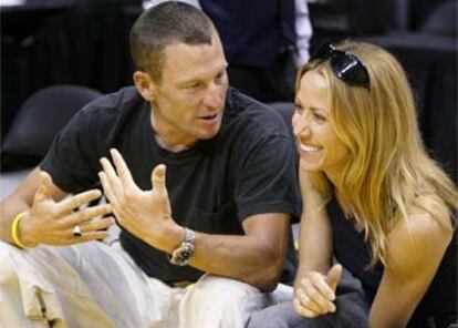 El ciclista Lance Armstrong y la cantante Sheryl Crow, en el partido entre Los Angeles Lakers y Houston Rockets.