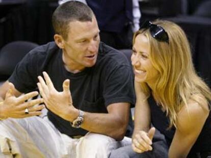 El ciclista Lance Armstrong y la cantante Sheryl Crow, en el partido entre Los Angeles Lakers y Houston Rockets.