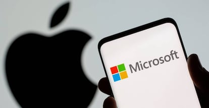 Logo de Microsoft en un smartphone y logo de Apple.