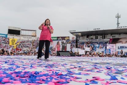 Xóchitl Gálvez se dirige al público reunido en el estadio Sergio León Chávez, en Irapuato.