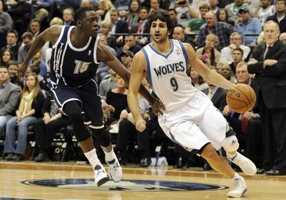 Reggie Jackson defiende a Ricky Rubio