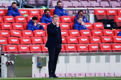 Koeman observa desde la banda durante el Barça-Valencia del pasado sábado. / ERIC ALONSO (GETTY)