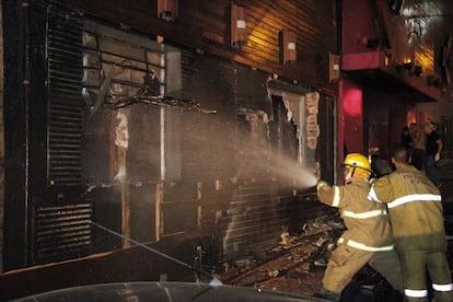 Los bomberos trabajan en las inmediaciones de la discoteca Kiss, en la ciudad brasile?a de Santa Mara, donde la pasada madrugada se declar un incendio en el que al menos 245 personas murieron.